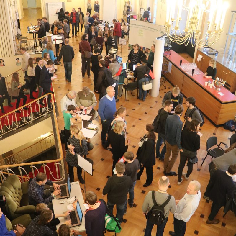 Viele Menschen im Foyer des Schauspielhaus beim Medienfestival