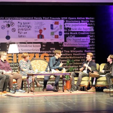 Der Moderator interviewt die Preisträger