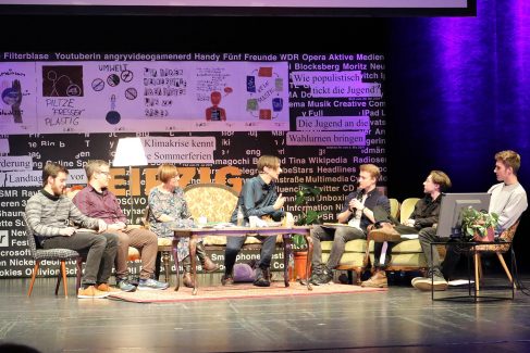 Der Moderator interviewt die Preisträger