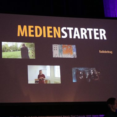 Leinwand mit der Aufschrift "Medienstarter"