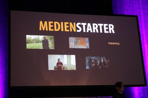 Leinwand mit der Aufschrift "Medienstarter"