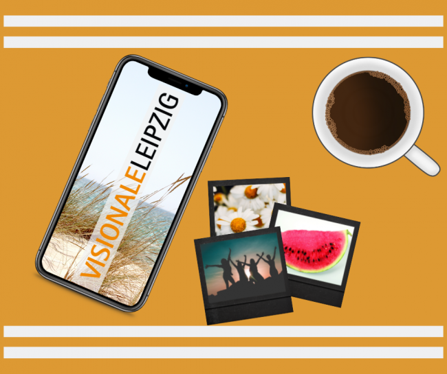 Mediensommer Bild mit einem Smartphone, darauf der Schriftzug "Visionale Leipzig". Daneben liegen drei Polaroid mit Sommermotiven. Darüber steht eine Tasse Kaffee.