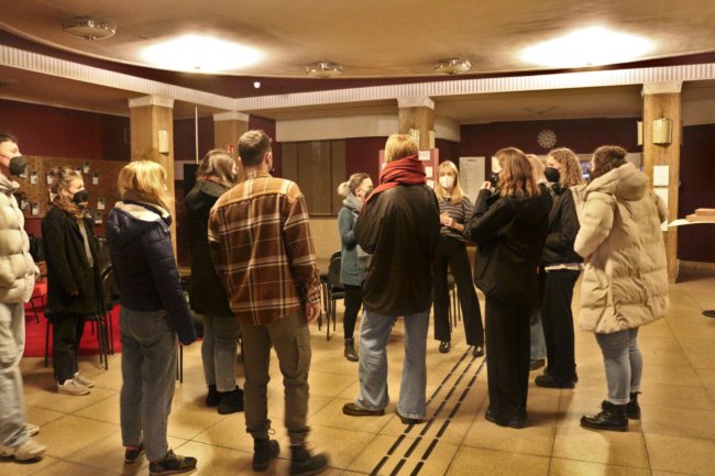 Besprechung zum Aufbau im Vorraum des Theaters